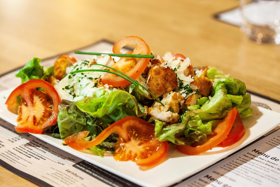 dejeuner terrasse restaurant saint contest atelier gourmand salade cesar